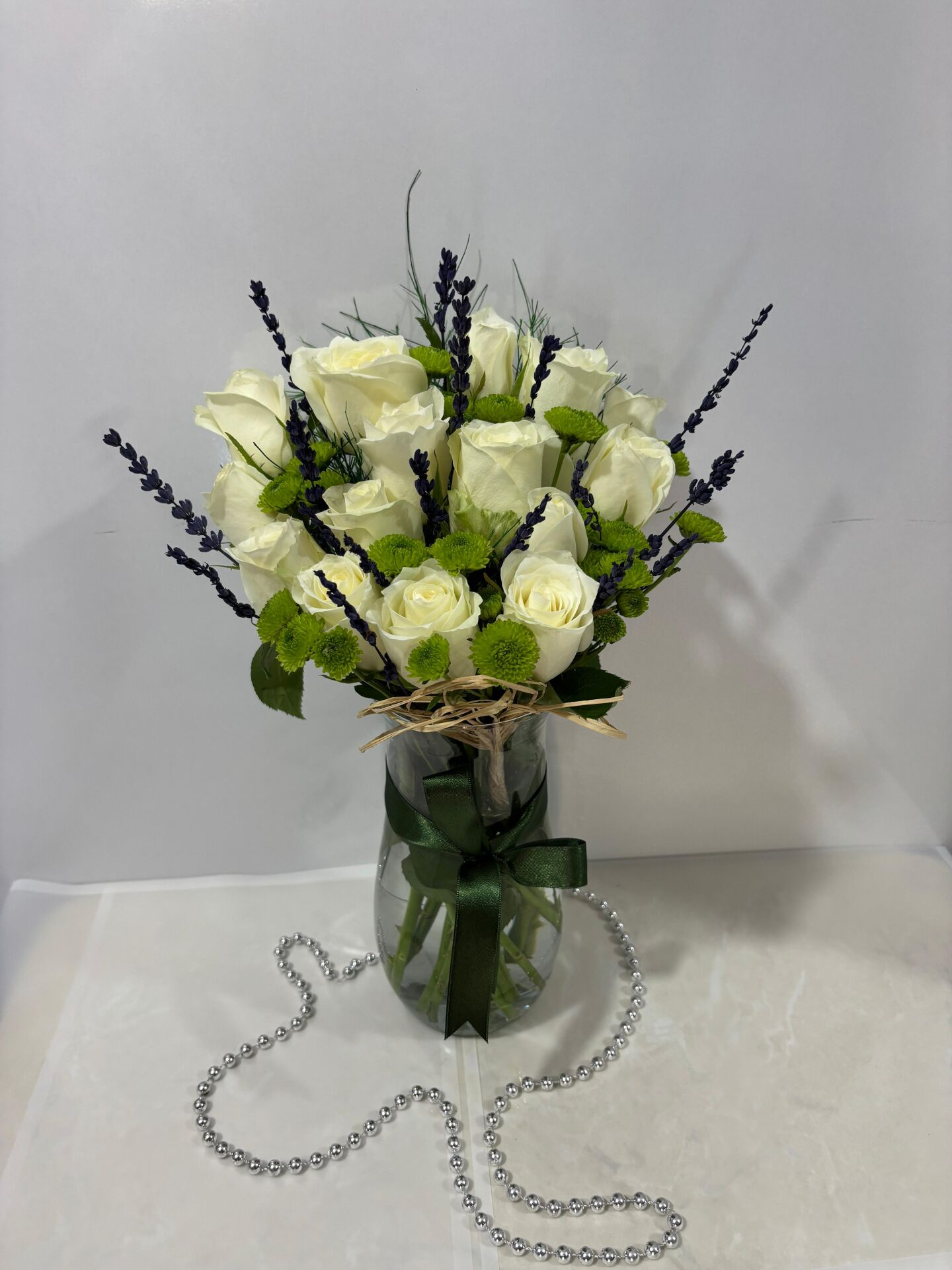 Kristal Cam Vazoda 15 Adet Beyaz Güller ve Yeşil Krizantemler