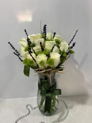 Kristal Cam Vazoda 15 Adet Beyaz Güller ve Yeşil Krizantemler