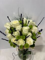 Kristal Cam Vazoda 15 Adet Beyaz Güller ve Yeşil Krizantemler