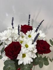 Silindir Cam Vazoda Gül ve Papatya Çiçeği