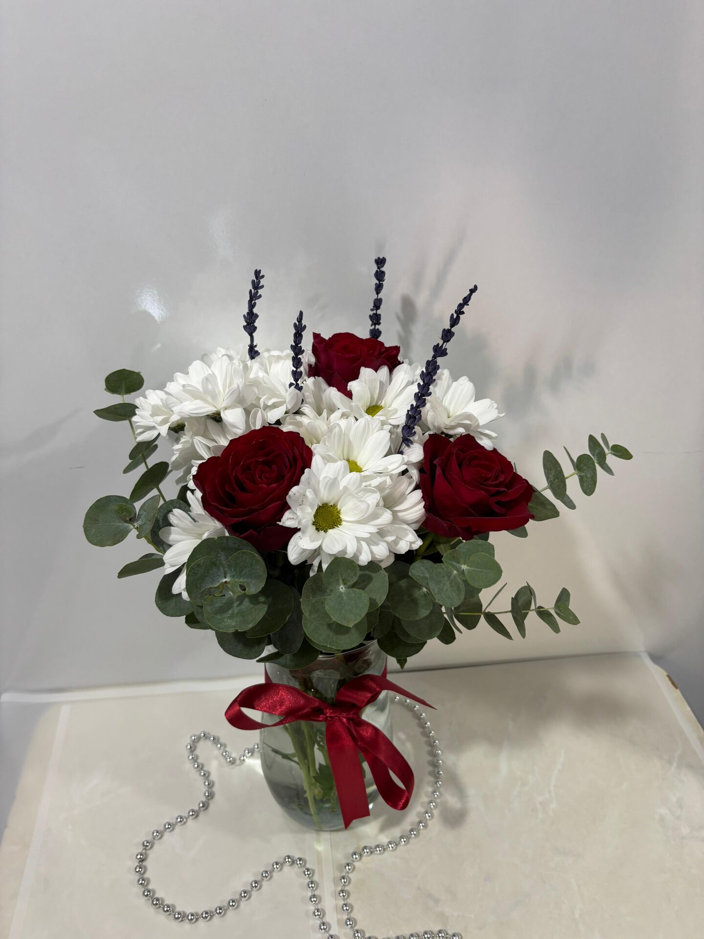 Silindir Cam Vazoda Gül ve Papatya Çiçeği