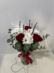 Silindir Cam Vazoda Gül ve Papatya Çiçeği