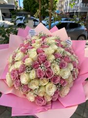 Kişiye Özel Pembe Buket Kağıtta Rosa (Pembe) ve Beyaz Güller