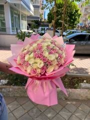 Kişiye Özel Pembe Buket Kağıtta Rosa (Pembe) ve Beyaz Güller