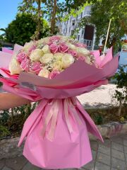 Kişiye Özel Pembe Buket Kağıtta Rosa (Pembe) ve Beyaz Güller