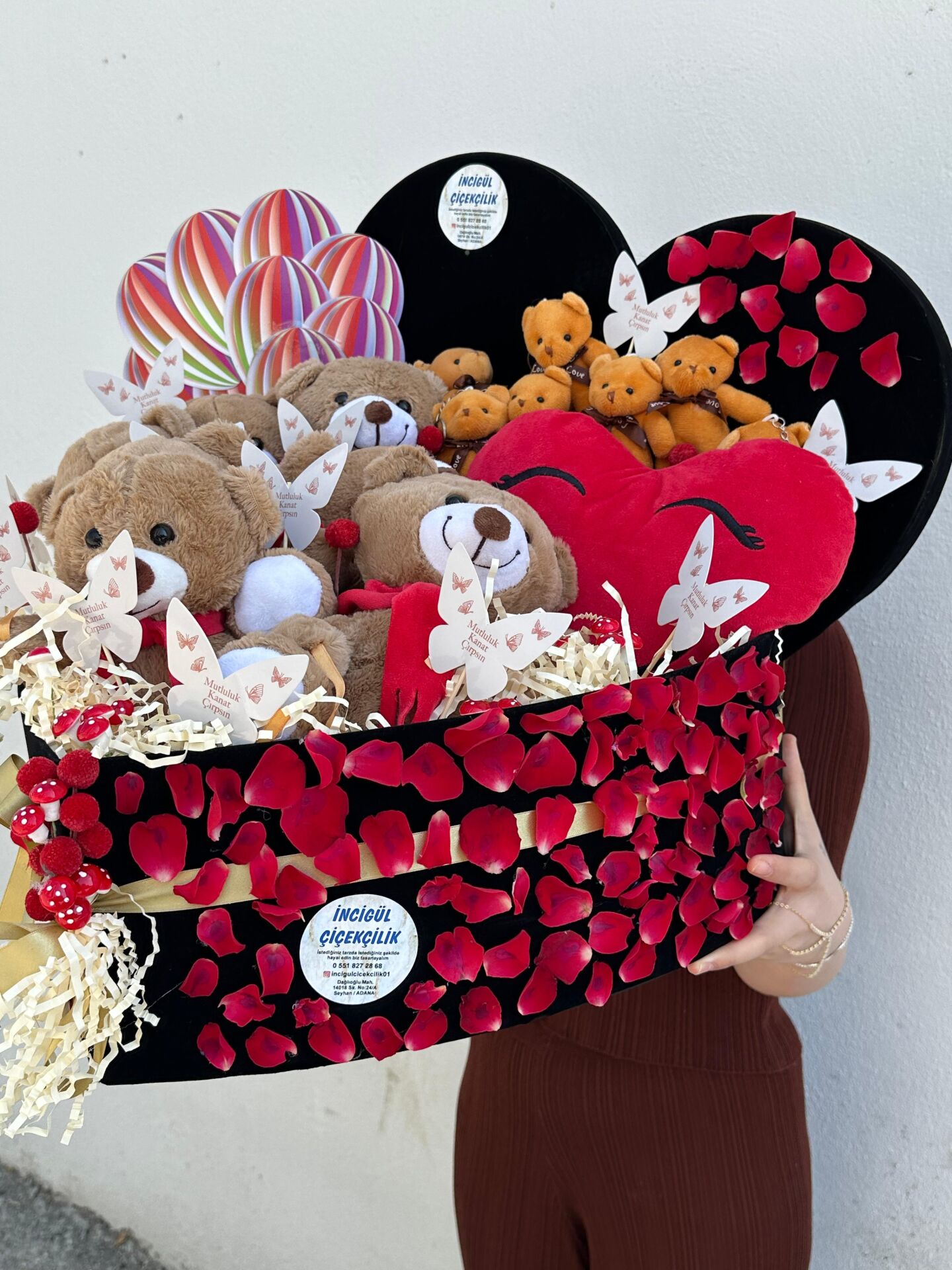 Kalpli Kutuda Ayıcıklar ve Kalpli Yastık  Hediye kutusu