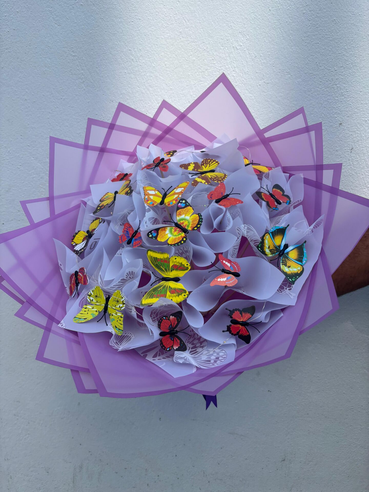 Mor Renkli Buket Kağıdında Işıklı Kelebek Buketi