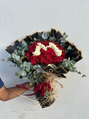 Kırmızı Gül ve Beyaz Güllerle Kişiye Özel Harf Bukette