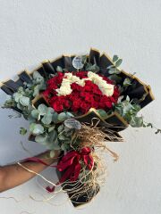 Kırmızı Gül ve Beyaz Güllerle Kişiye Özel Harf Bukette