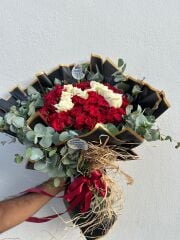 Kırmızı Gül ve Beyaz Güllerle Kişiye Özel Harf Bukette