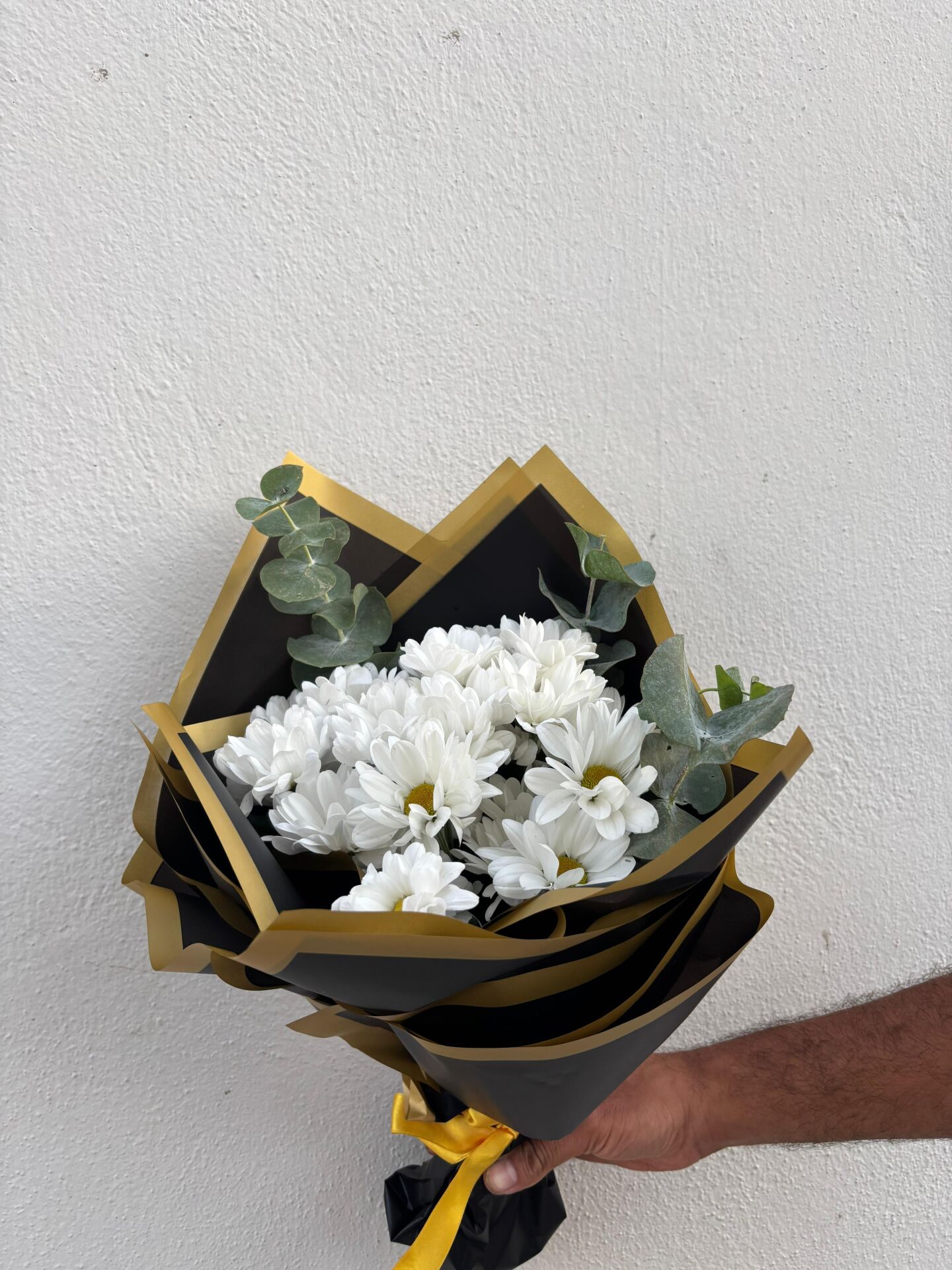 Siyah Buket Kağıtta Beyaz Papatya Buketi
