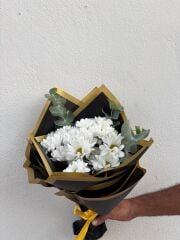 Siyah Buket Kağıtta Beyaz Papatya Buketi