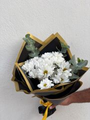 Siyah Buket Kağıtta Beyaz Papatya Buketi