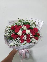 Beyaz Gül ve Kırmızı Gül Buketi