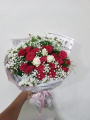 Beyaz Gül ve Kırmızı Gül Buketi