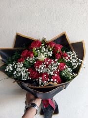 Kırmızı Gül ve Ortada Tek Beyaz Gül