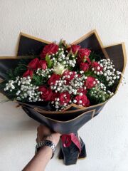 Kırmızı Gül ve Ortada Tek Beyaz Gül