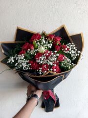 Kırmızı Gül ve Ortada Tek Beyaz Gül