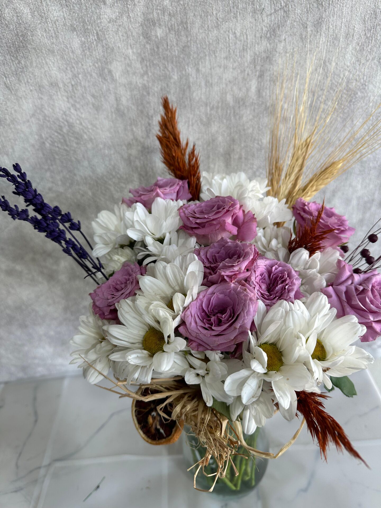 Kristal Cam Vazoda Beyaz Papatya ve Lila Gül