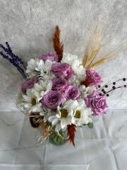 Kristal Cam Vazoda Beyaz Papatya ve Lila Gül