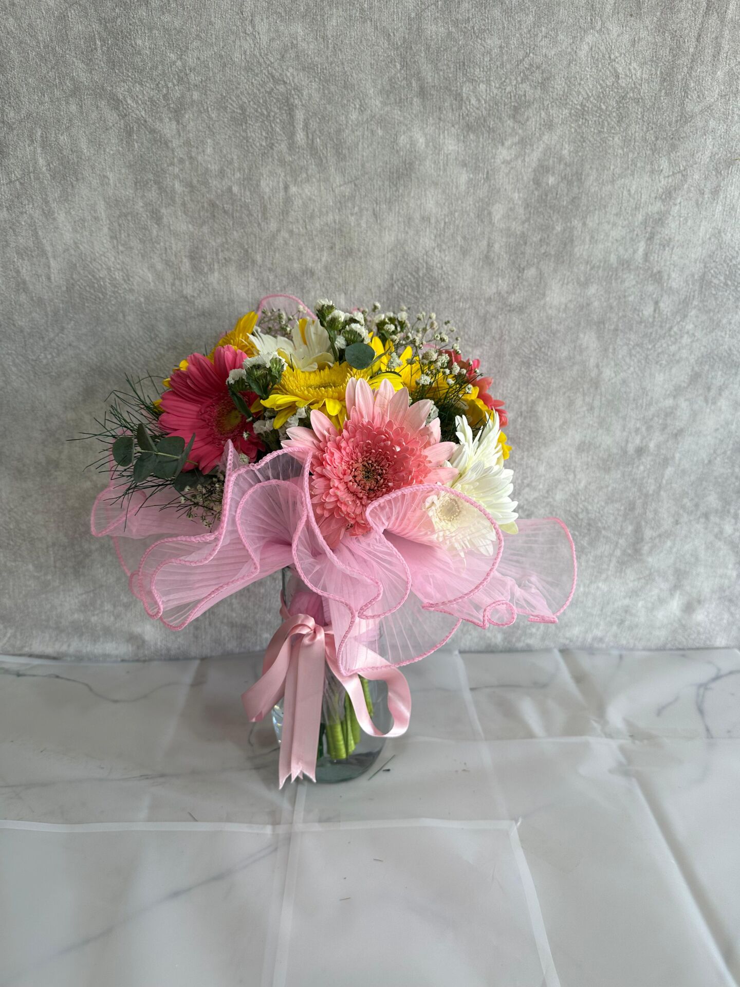 Silindir Cam Vazoda Renkli Gerberalar