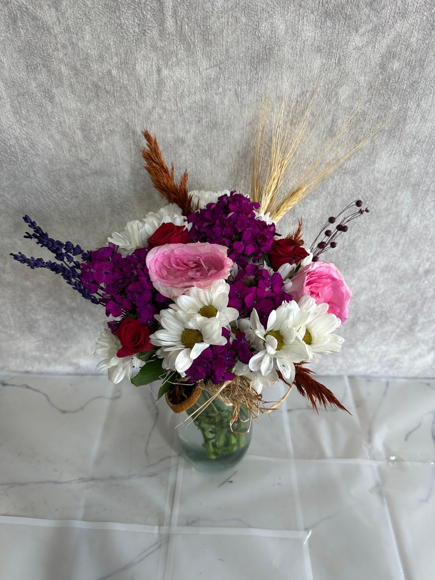 Silindir Cam Vazoda Karışık Çiçekler