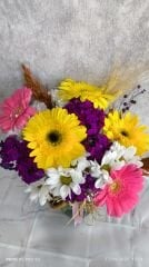 Silindir Cam Vazoda Karışık Çiçekler