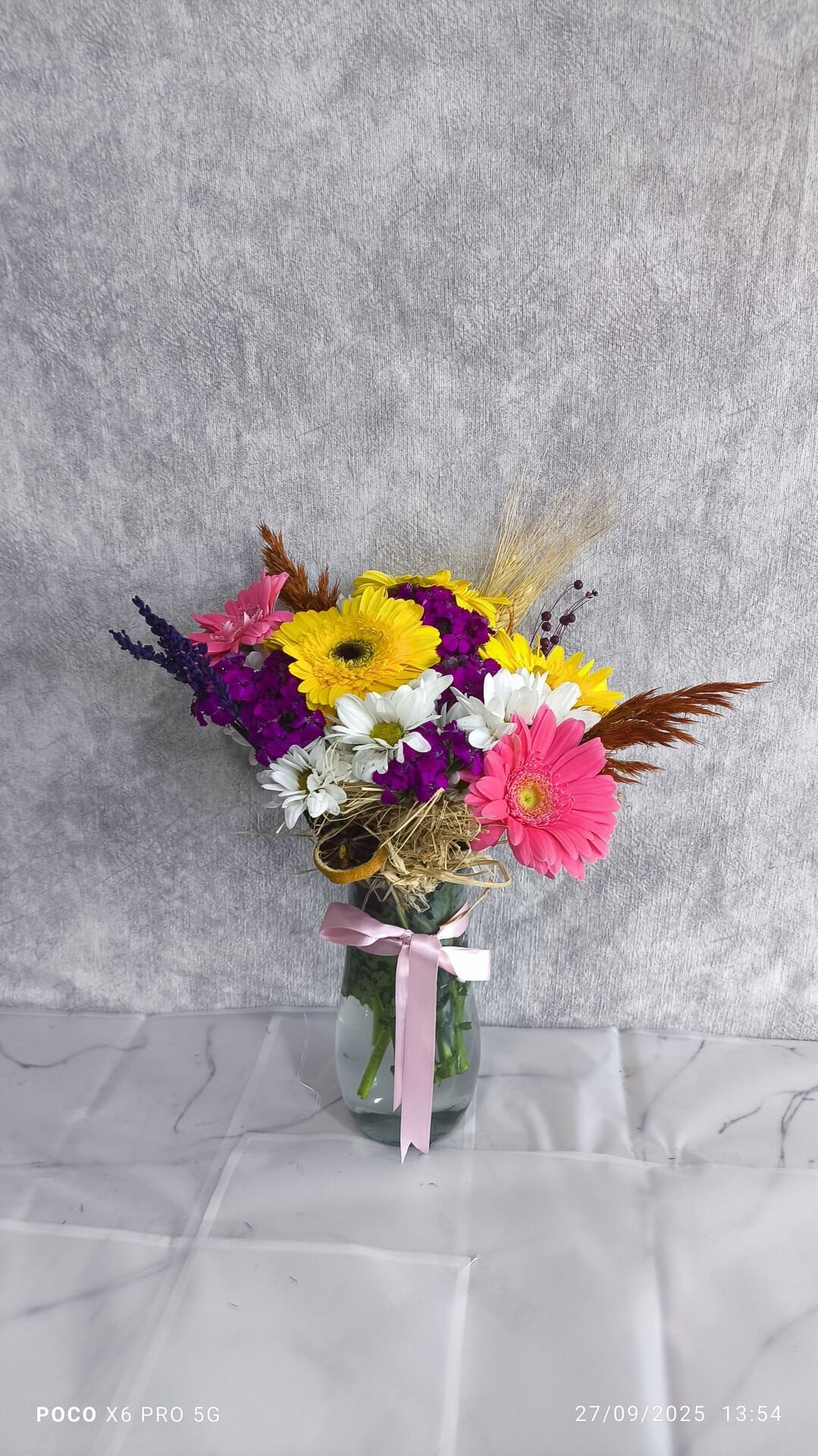 Silindir Cam Vazoda Karışık Çiçekler