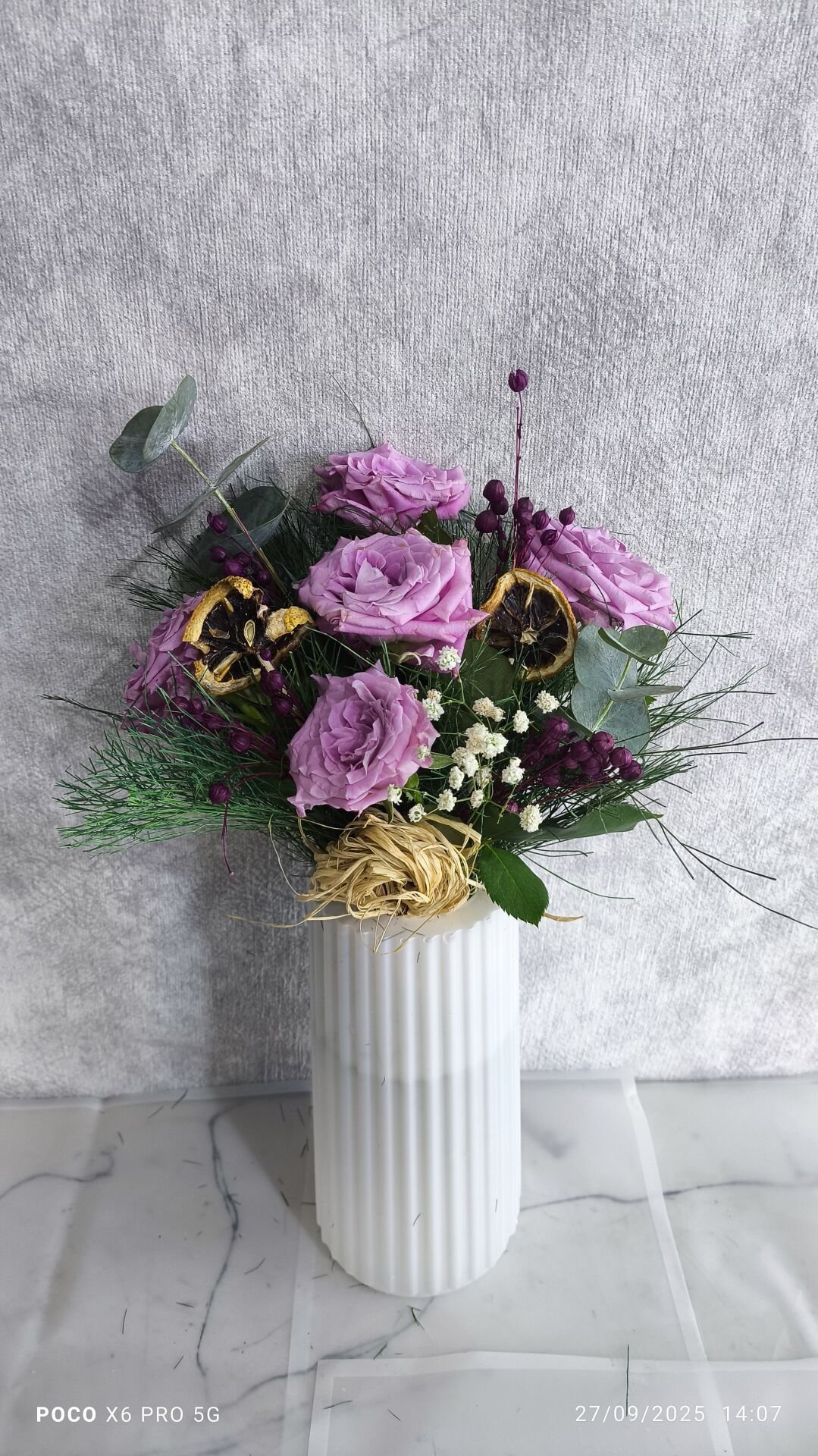 Beyaz Plastik Vazoda 5'li Lila Güller