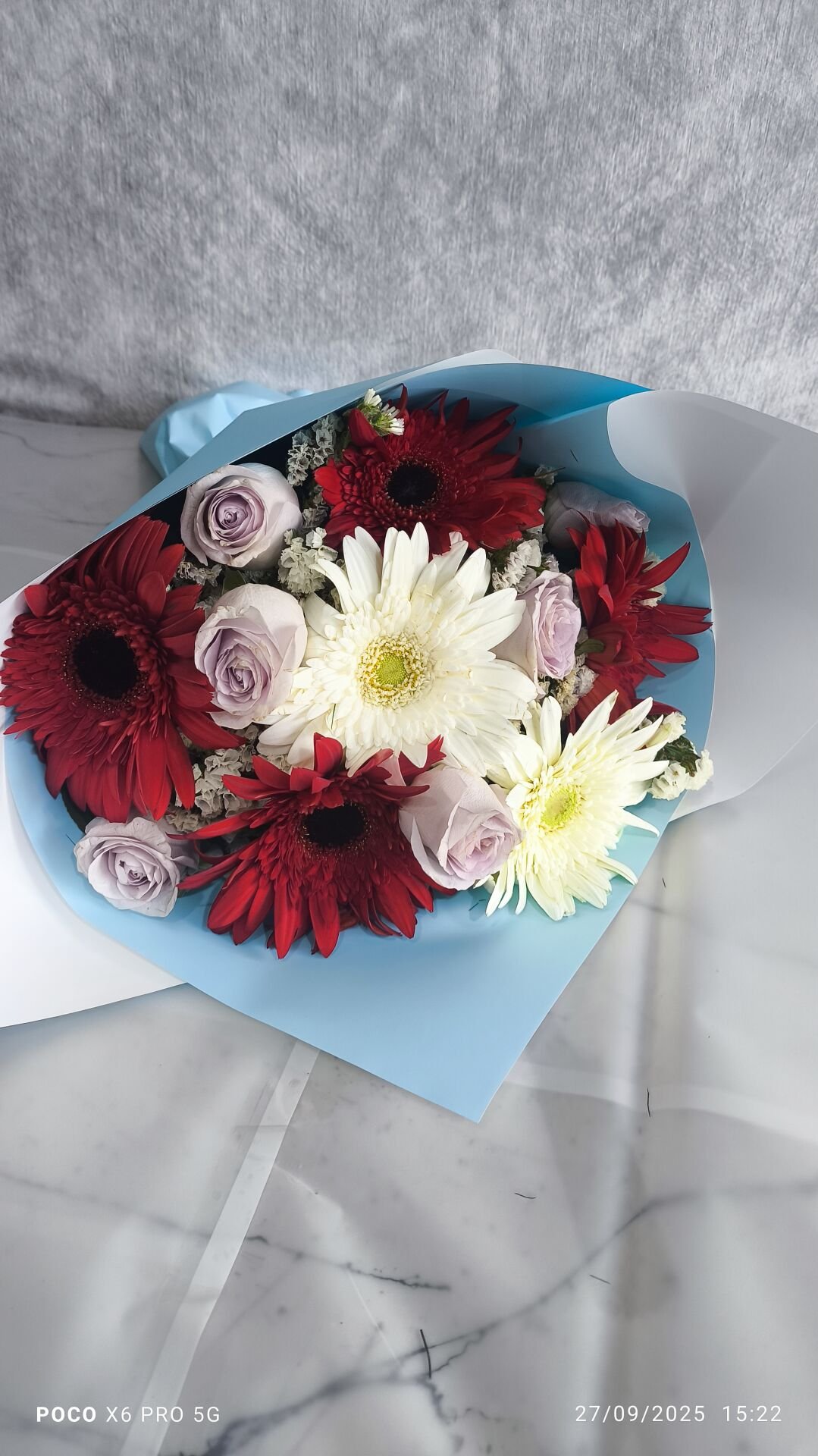 Renkli Gerbera ve Lila Gül Buketi