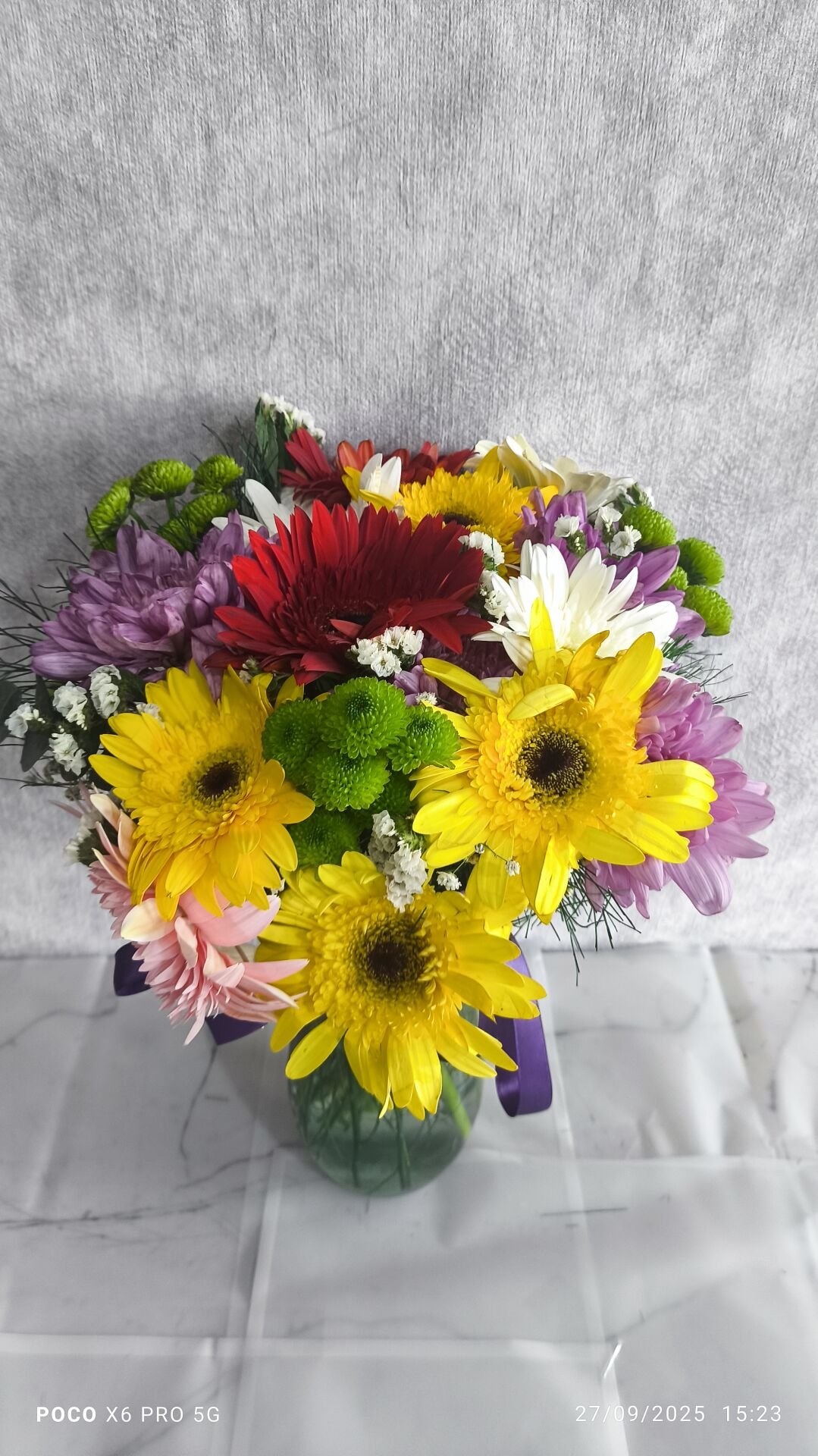 Kristal Cam Vazoda Karışık Çiçekler