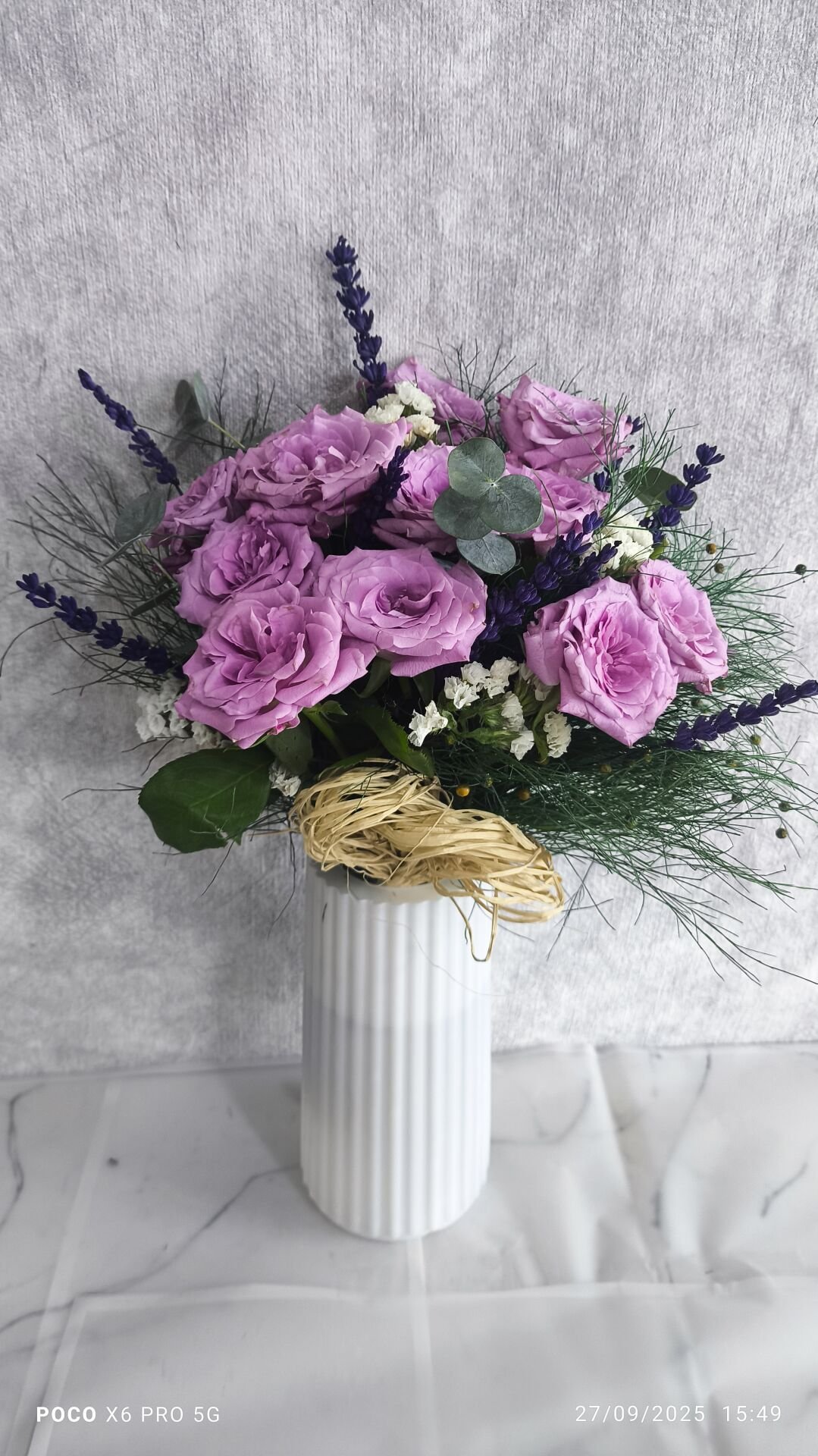 Beyaz Plastik Vazoda 11'li Lila Güller