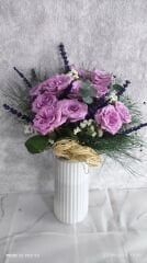 Beyaz Plastik Vazoda 11'li Lila Güller