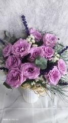 Beyaz Plastik Vazoda 11'li Lila Güller