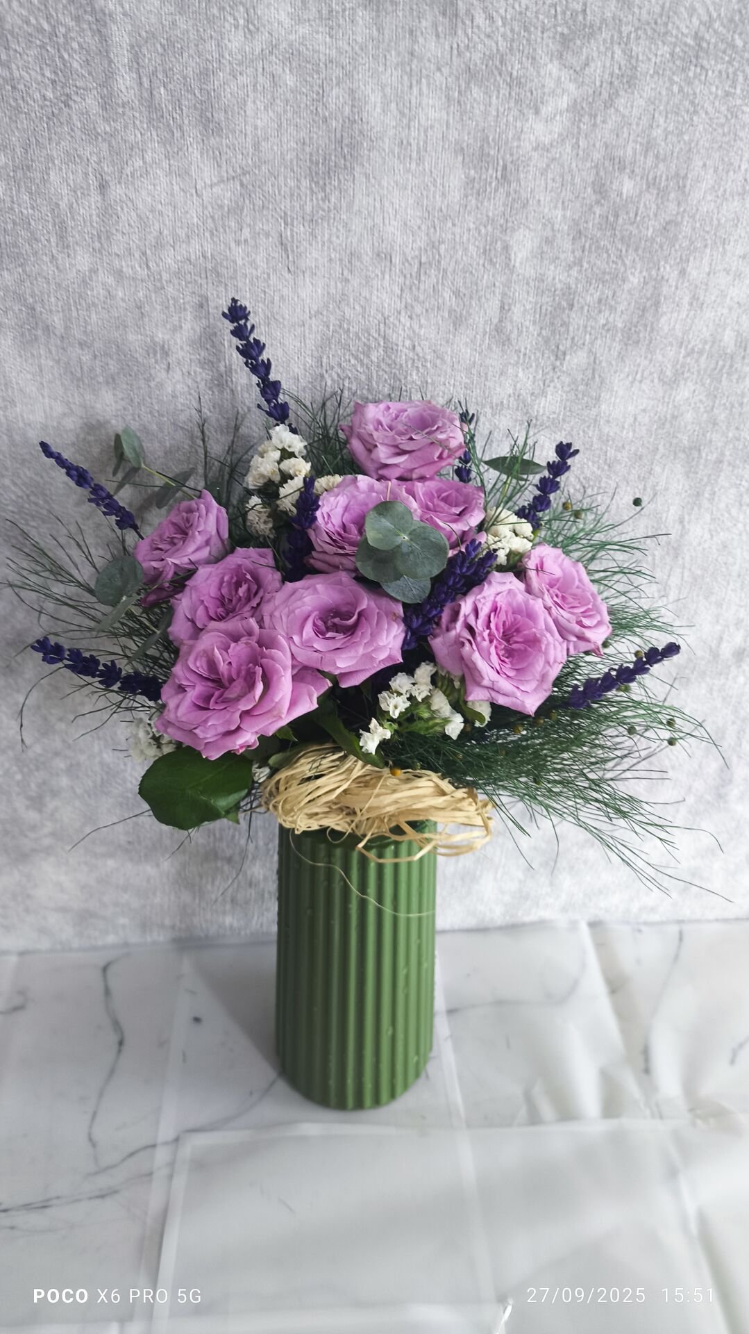 Yeşil Plastik Vazoda 9 Adet Lila Güller