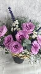 Siyah Plastik lastik Vazoda 7'li Lila Güller