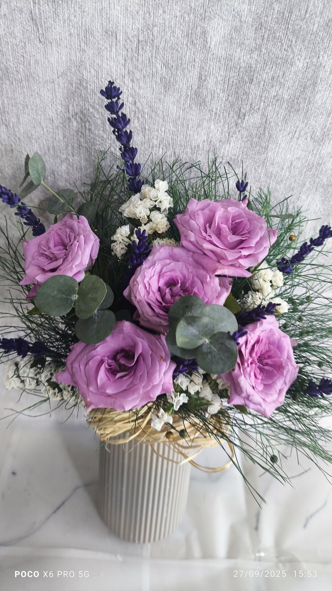 Bej Plastik Vazoda 5'li Lila Gül