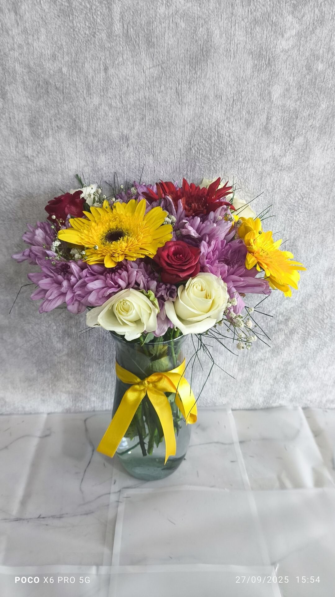 Kristal Cam Vazoda Karışık Çiçekler