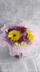 Yeşil Plastik Vazoda Karışık Renkli Çiçekler