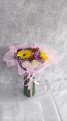 Yeşil Plastik Vazoda Karışık Renkli Çiçekler