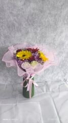 Yeşil Plastik Vazoda Karışık Renkli Çiçekler