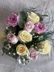 Akvaryum Cam Vazoda Beyaz Gül ve Lila Güller