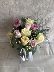 Akvaryum Cam Vazoda Beyaz Gül ve Lila Güller