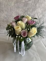 Akvaryum Cam Vazoda Beyaz Gül ve Lila Güller