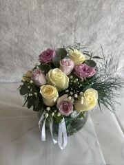 Akvaryum Cam Vazoda Beyaz Gül ve Lila Güller