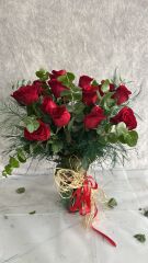 15 Adet Kırmızı Gül Silindir Cam Vazoda