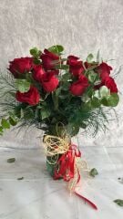 15 Adet Kırmızı Gül Silindir Cam Vazoda