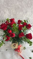 15 Adet Kırmızı Gül Silindir Cam Vazoda