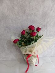 Leopar Desenli Buket Kağıdında Saksıda Kırmızı Güller