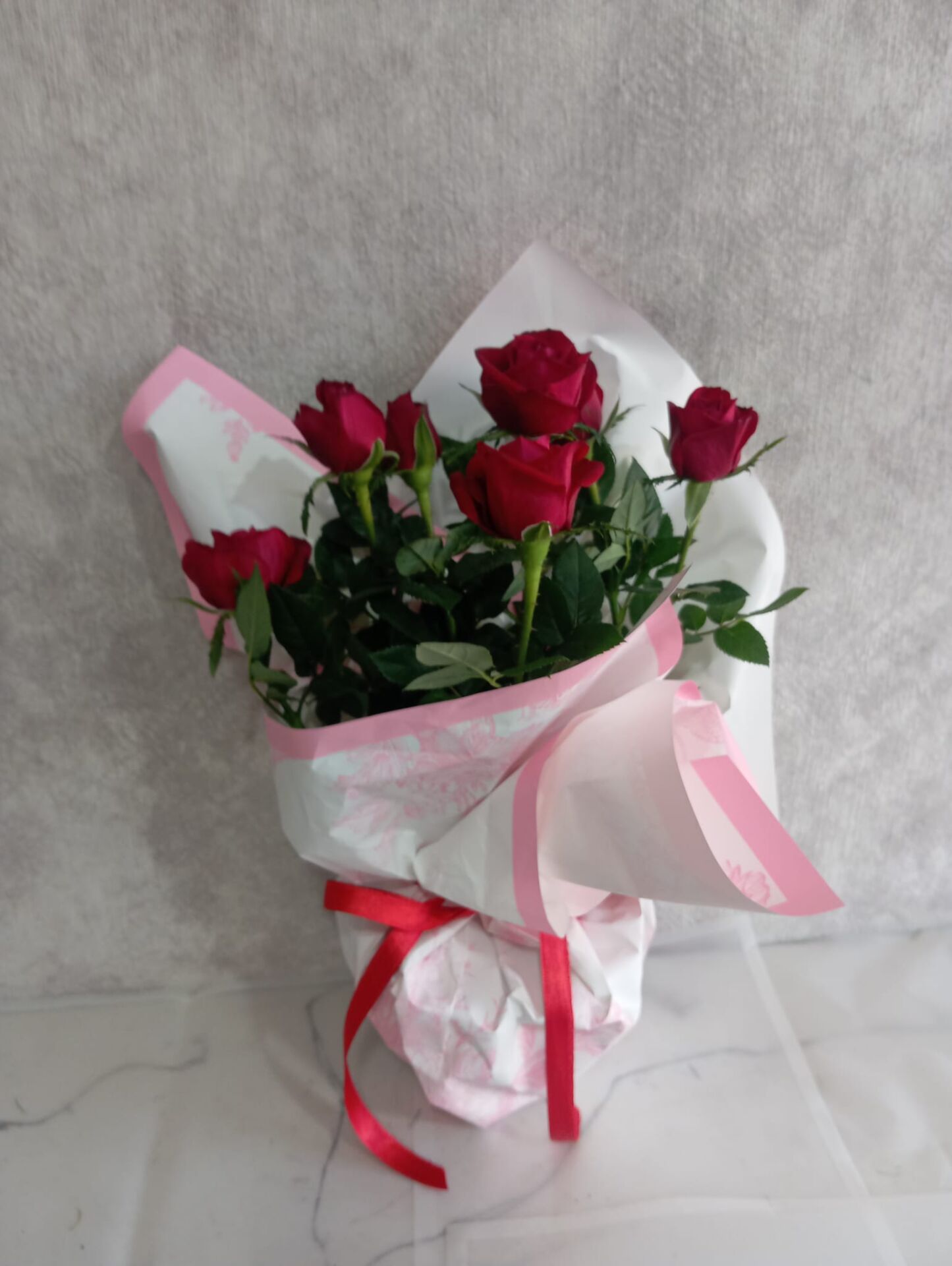 Desenli Buket Kağıdında Saksıda Kırmızı Güller